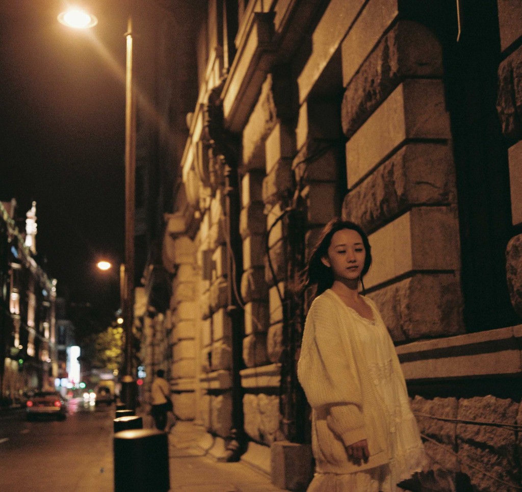 尝试夜景人像，夜晚上海的味道十足，只是不能捕捉其万一