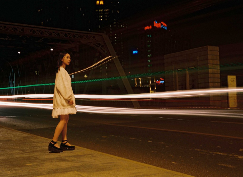 尝试夜景人像，夜晚上海的味道十足，只是不能捕捉其万一