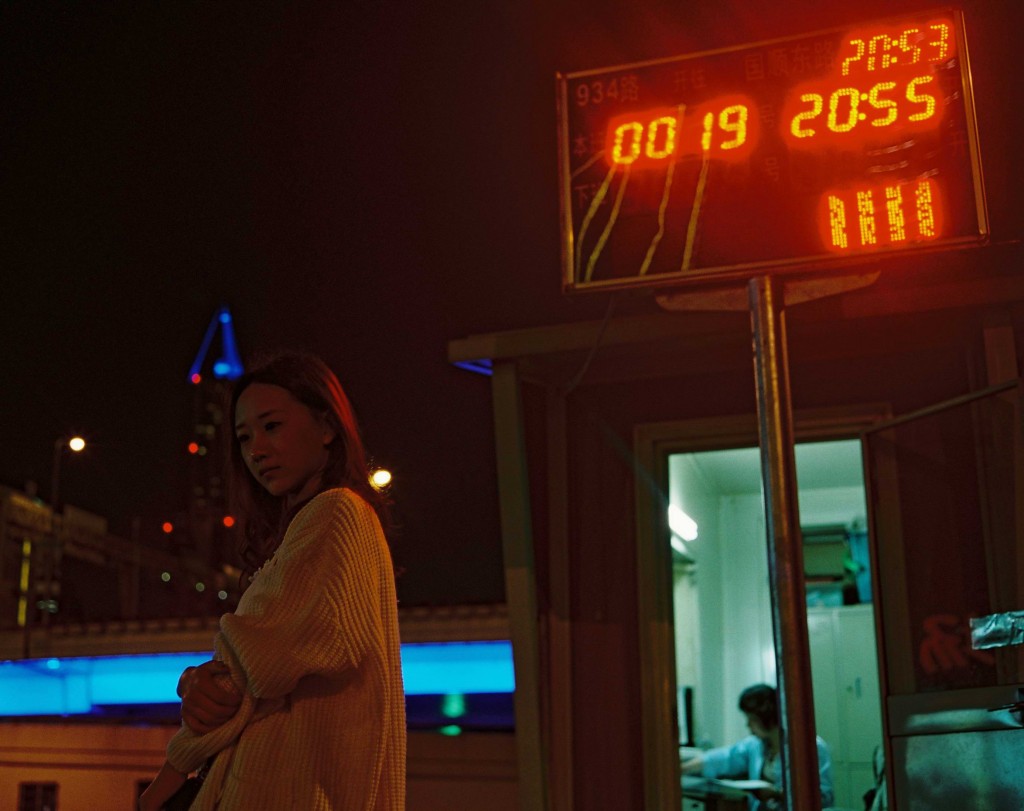 尝试夜景人像，夜晚上海的味道十足，只是不能捕捉其万一