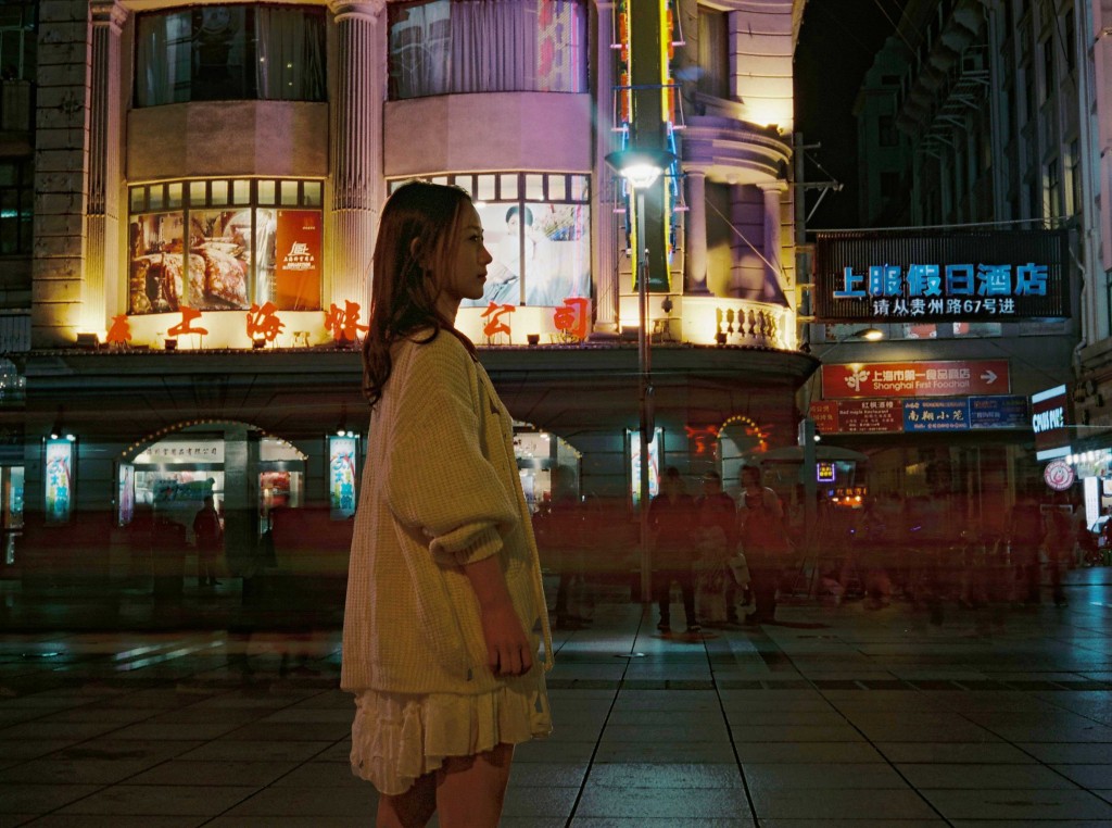 尝试夜景人像，夜晚上海的味道十足，只是不能捕捉其万一