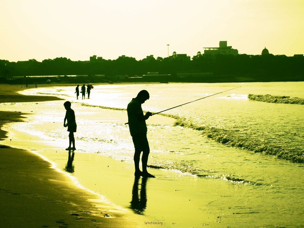 夏末。海