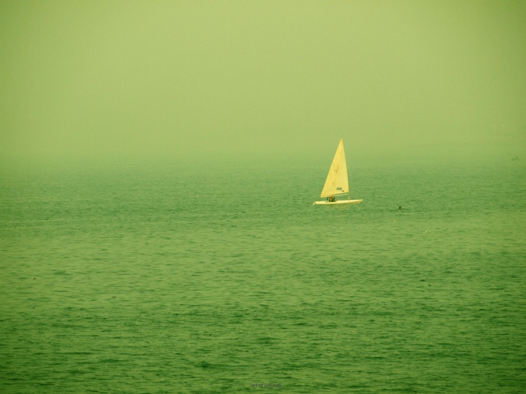 夏末。海