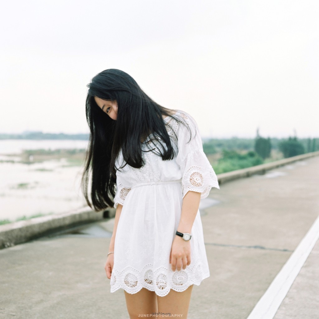 长堤外，小路边