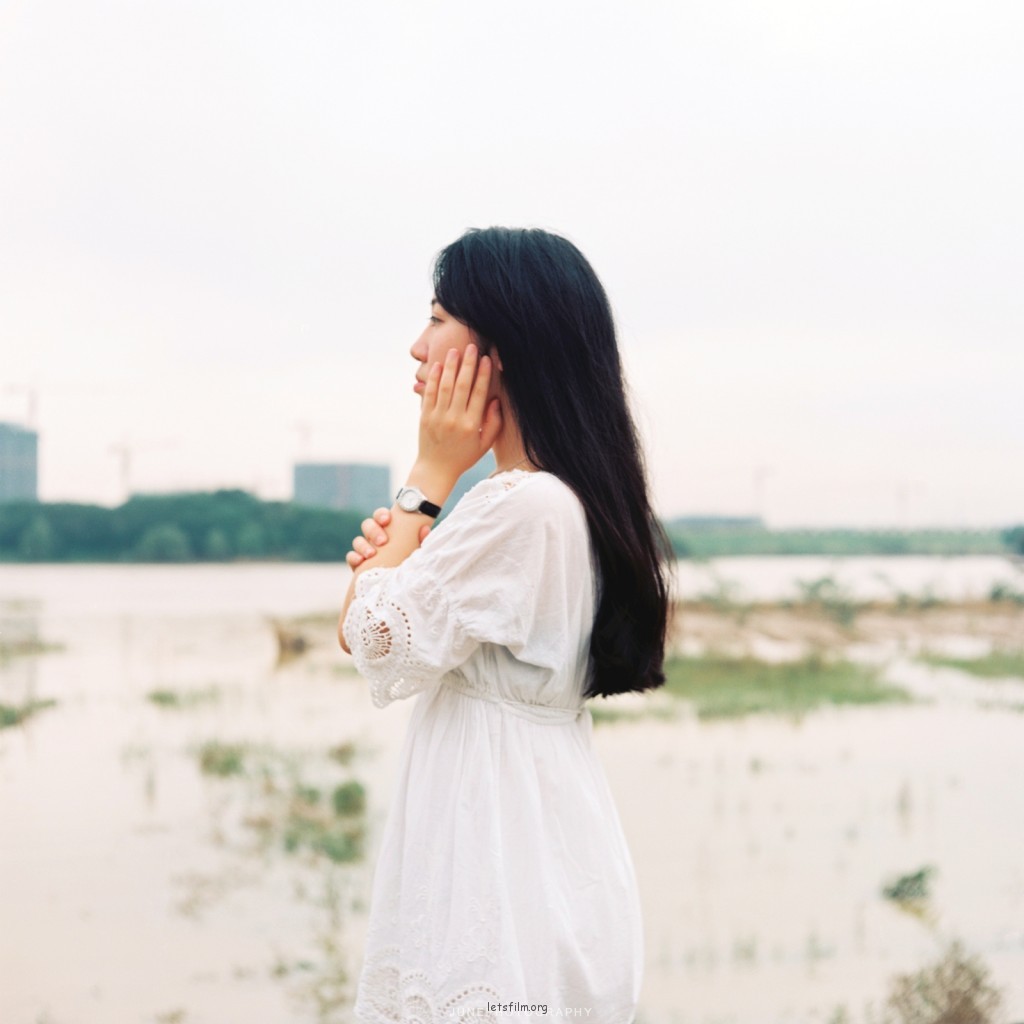 长堤外，小路边