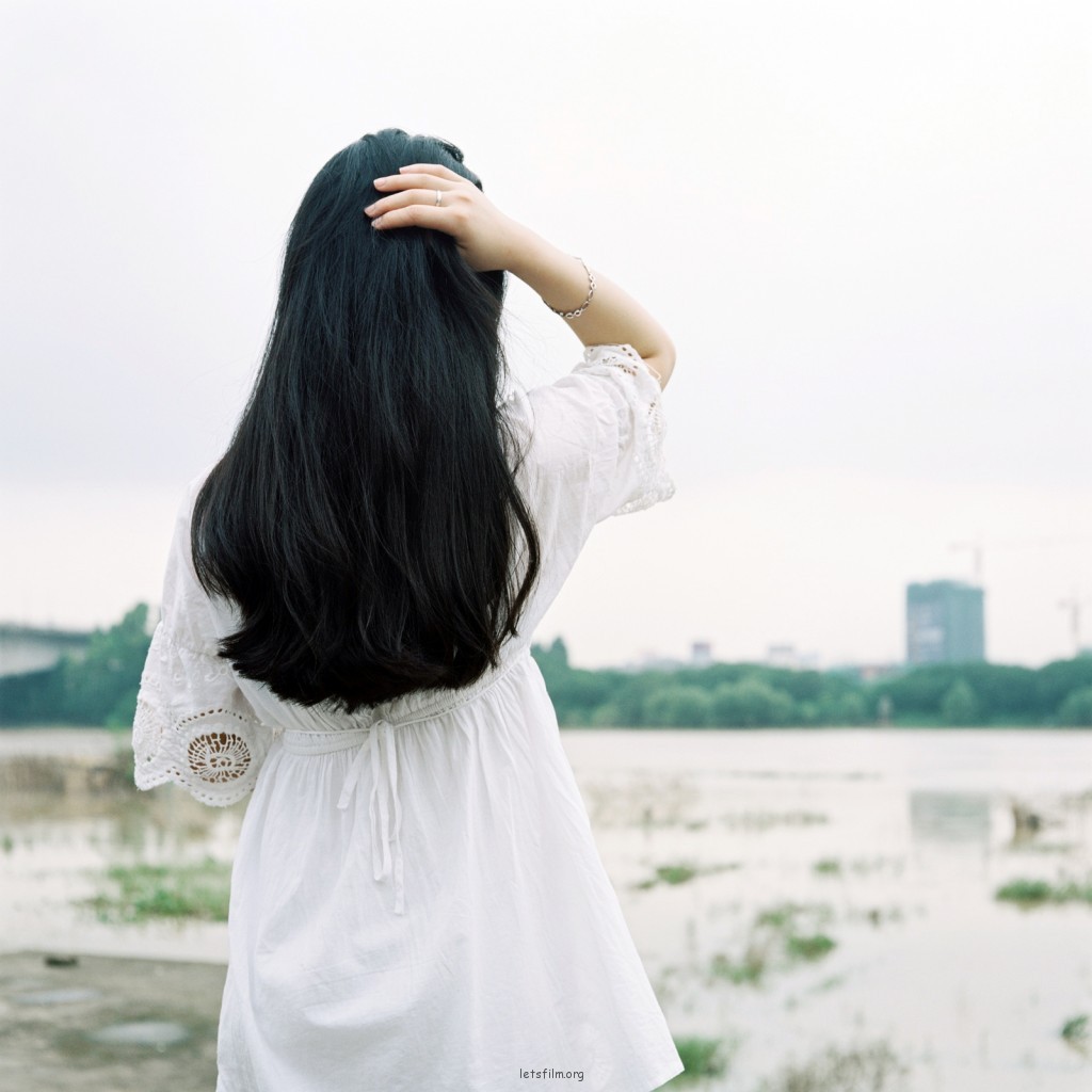长堤外，小路边