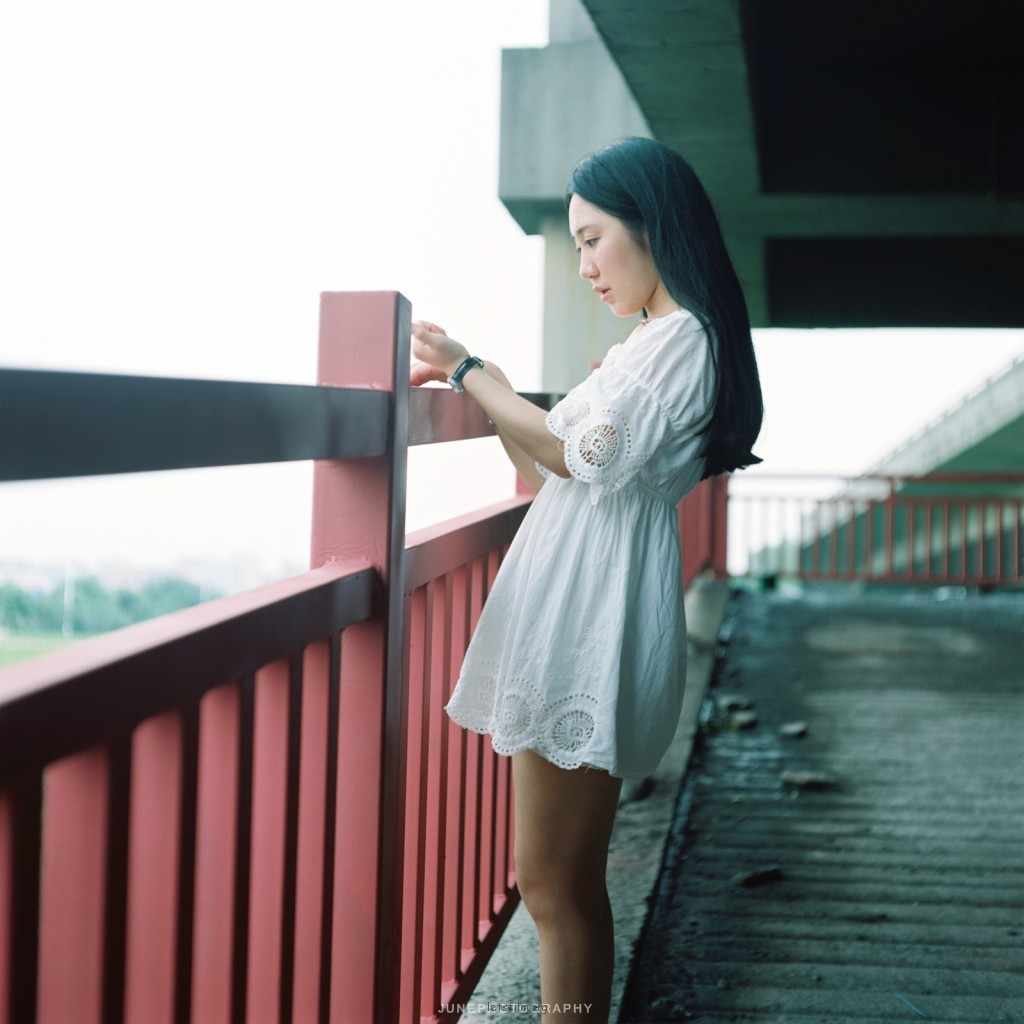 长堤外，小路边