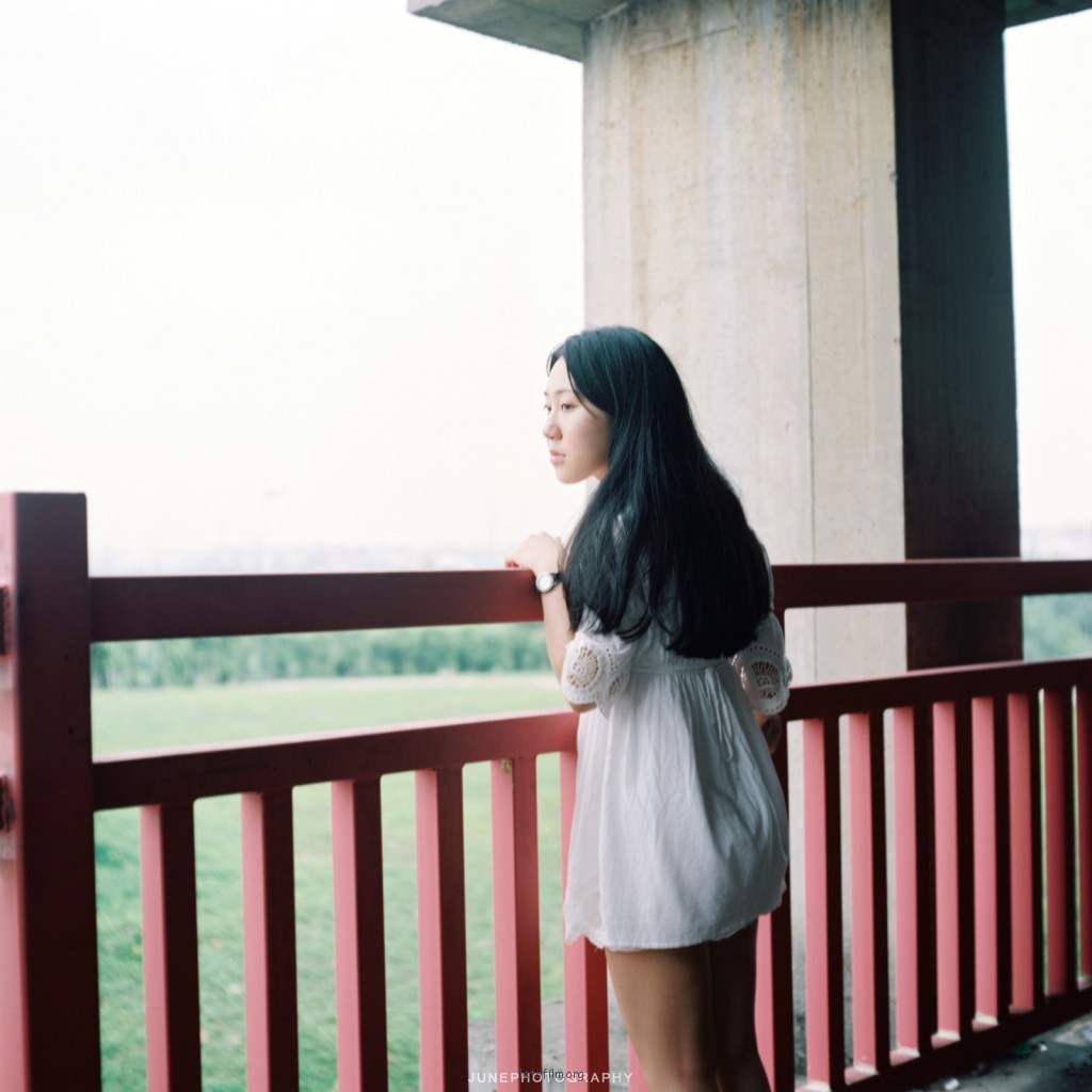 长堤外，小路边