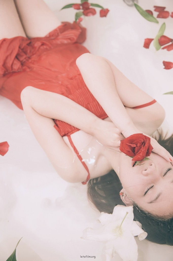 百合花间