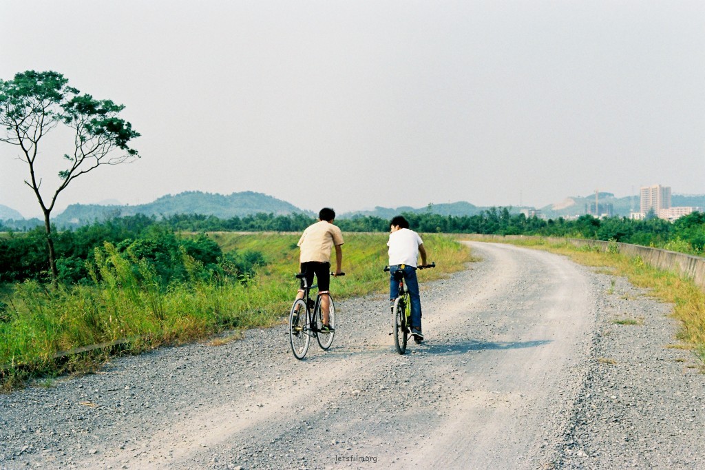 【少年们】国庆小假，回家晃悠，在偏僻山林遇到2个追风少年。#pentax K1000 M50 1.7 fuji业务卷#