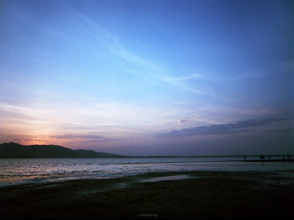 夕阳照射下的闪电湖，似大海般美丽~
