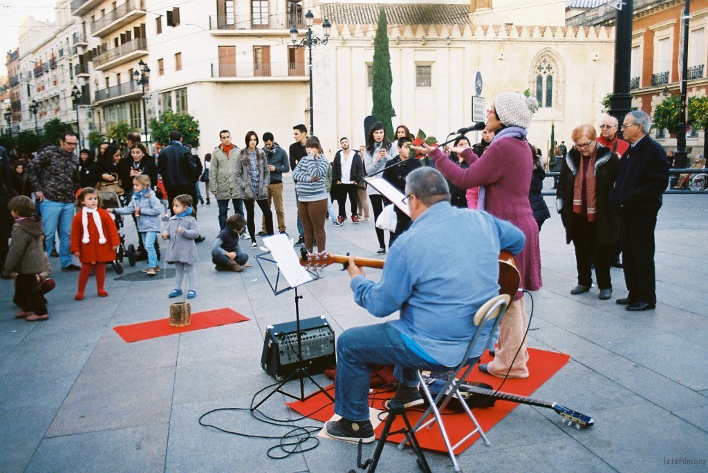 穿毛线裙的女歌者 Minolta x700, Seville.