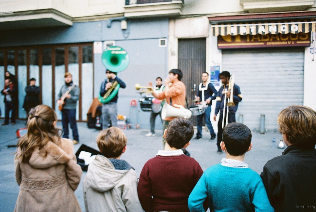 表演者与看表演者 Minolta x700, Seville.
