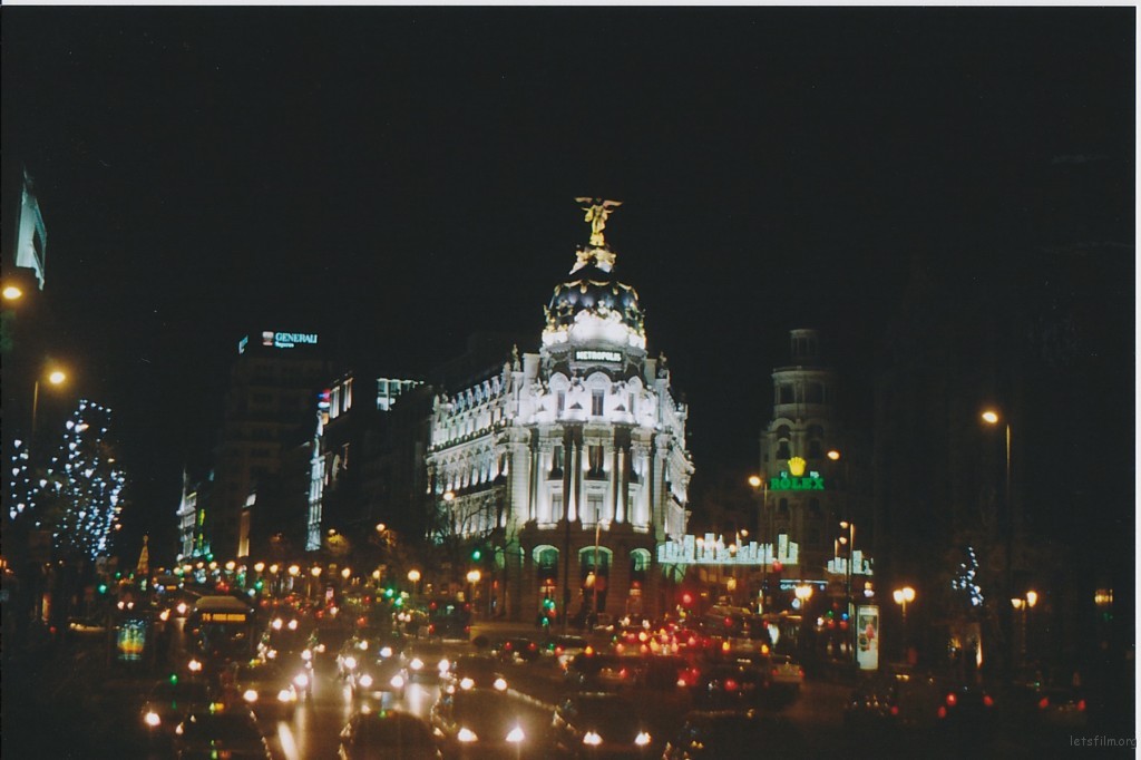 马德里最重要的一个岔路口，往右是商业街GRAN VIA； 往左是颇有情调的SEVILLA，终点是太阳门广场。