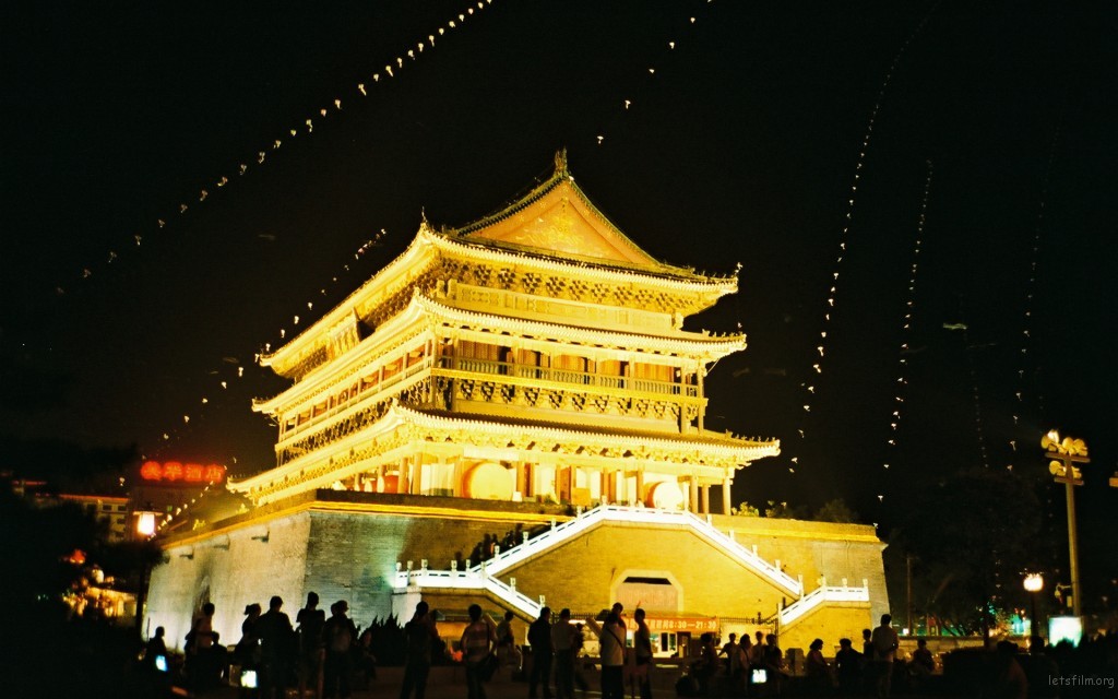 西安 古楼 photo by contax T2