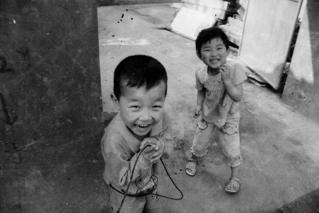 两个孩子在对我嬉闹