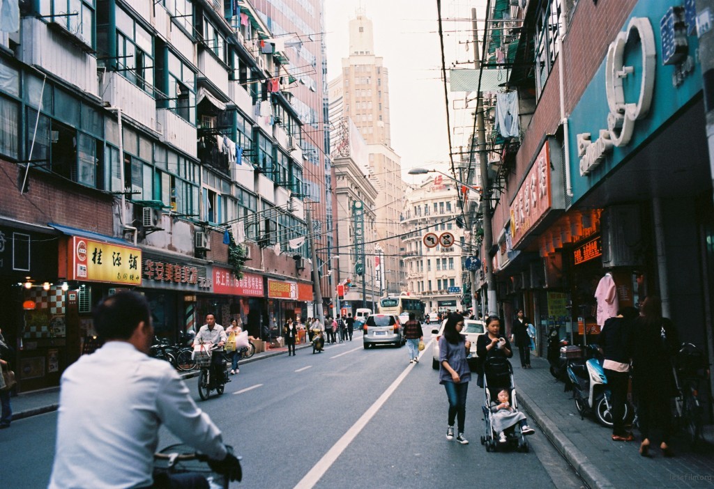 走在南京路附近的马路，这里可以尽情的怀念那些已故的岁月。