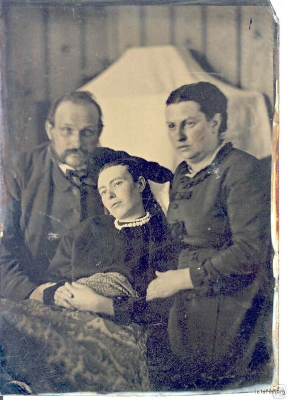 Victorian_era_post-mortem_family_portrait_of_parents_with_their_deceased_daughter