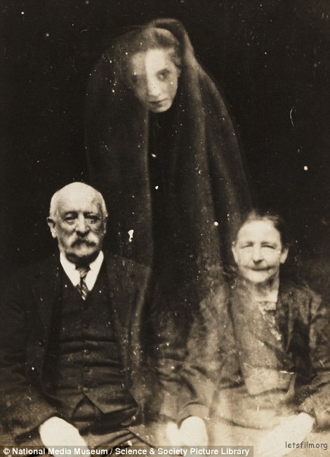 3aa8025300000578-3871650-spooky_british_photographer_william_hope_made_the_most_of_a_1920-a-40_1479829921526